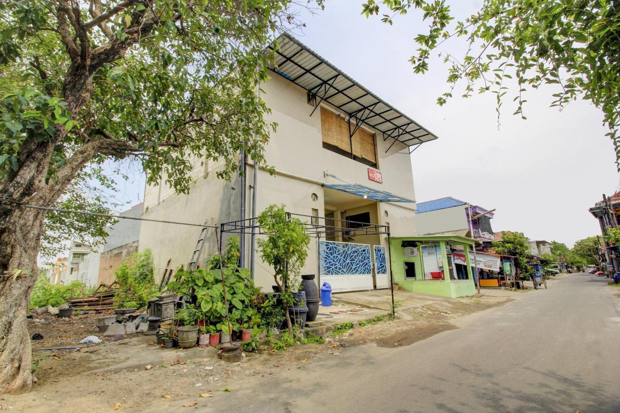 Oyo 90725 Zeevanna Guest House Syariah Kediri  Exterior foto